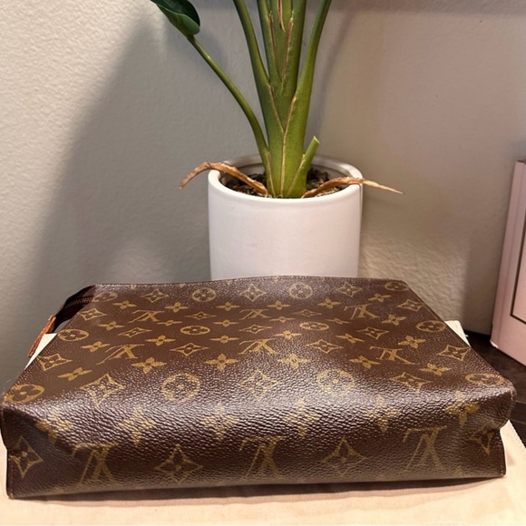 💯% Authentic Louis Vuitton Toiletry Pouch 26✨ - Picture 3 of 7